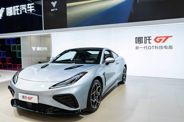 东莞324哪吒汽车在智能汽车领域的表现，领途汽车在新能源汽车市场中的影响力